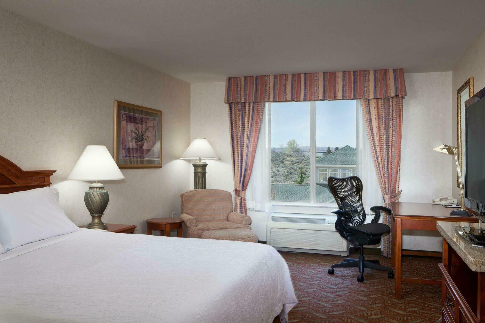 Hilton Garden Inn Tri-Cities/קנוויק מראה חיצוני תמונה